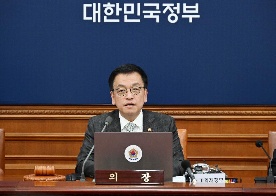 Acting President Choi Sang Mok on Feb. 18 chairs a Cabinet meeting at Government Complex-Seoul. (Ministry of Economy and Finance)  