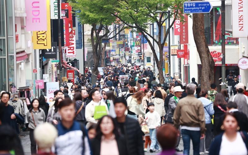 Per capita gross national income last year reached USD 36,624, up 1.2% from that in 2023. Shown is the popular shopping district of Myeong-dong in Seoul's Jung-gu District on April 10, 2024. (Yonhap News) 