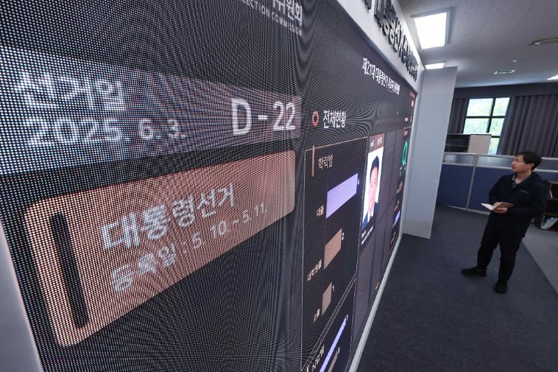 A staff member on May 12 watches an electronic billboard counting down the days before the June 3 presidential election at the situation room of the National Election Commission in Gwacheon, Gyeonggi-do Province. May 12 marked the official start of the 22-day campaign period for the election. (Yonhap News)  